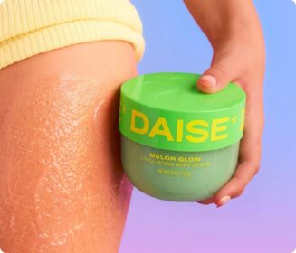 Daise melon glow scrub